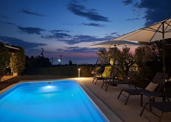 Thea Sea View Private Pool Villa, וילה ניקיטי