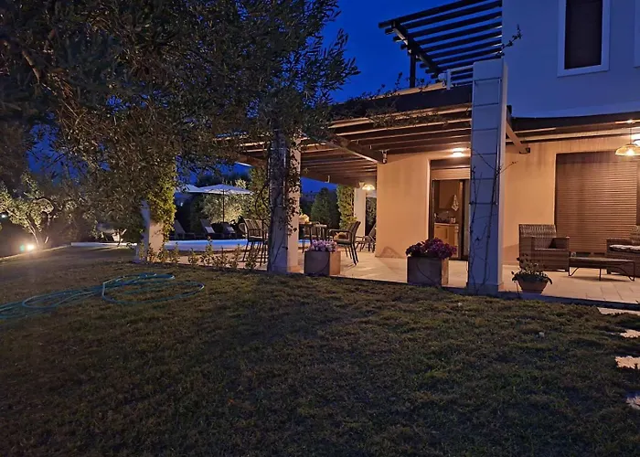Thea Sea View Private Pool Villa, ניקיטי